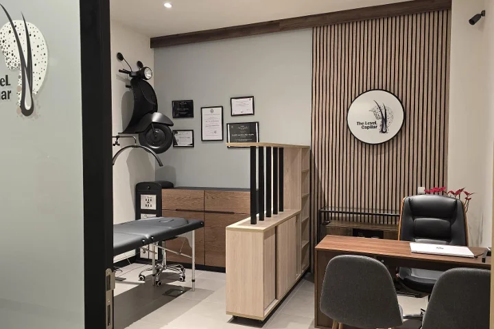 Ambiente profesional y relajante en The LeveL Capilar